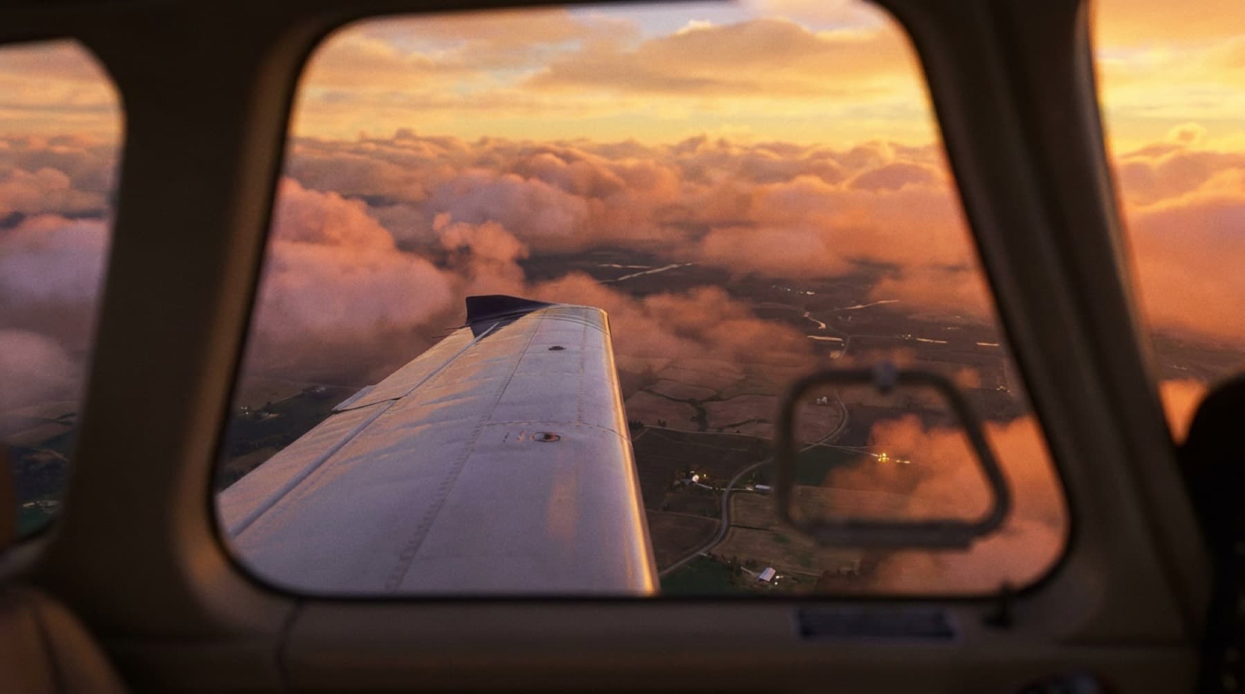 Blick über die Tragfläche in den Sonnenuntergang